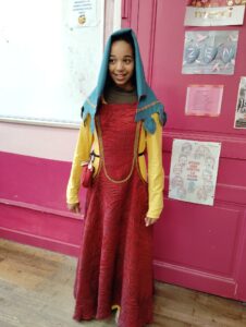 Lire la suite à propos de l’article Classe patrimoine : Découverte et essayage de costumes médiévaux