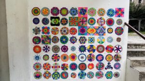 Lire la suite à propos de l’article Un mur de mandalas